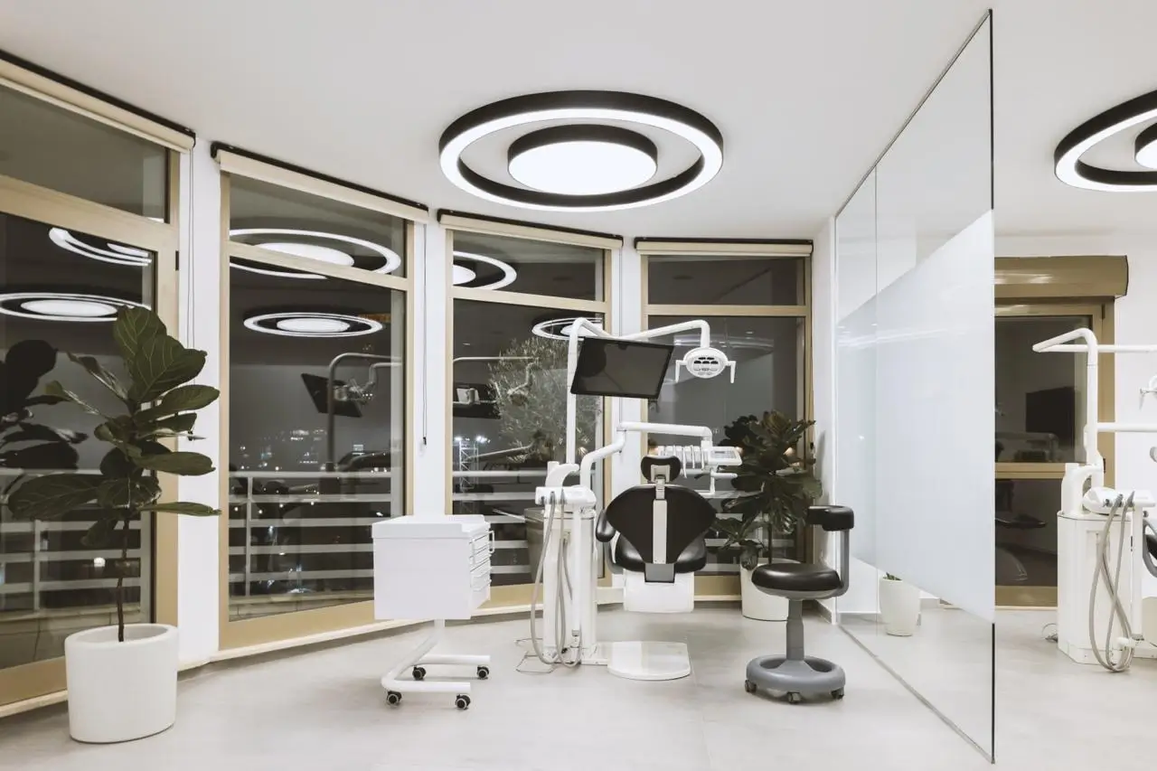 Seguridad en tratamientos dentales en el extranjero en Clínica Dental Andent en Tirana